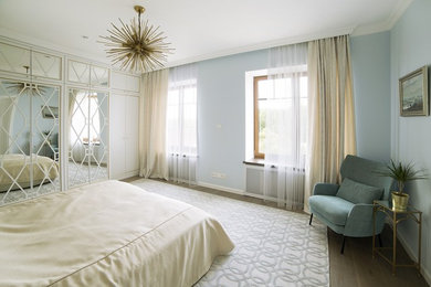 Design ideas for a transitional bedroom in Moscow.