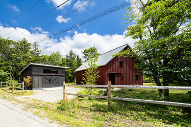 Zweistöckiges Country Einfamilienhaus mit roter Fassadenfarbe, Satteldach und Blechdach in Sonstige