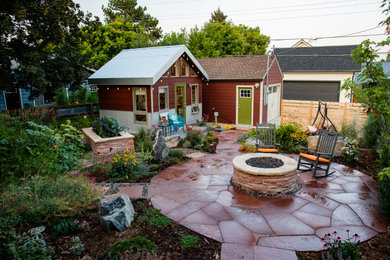 Geometrischer, Mittelgroßer Eklektischer Garten hinter dem Haus in Denver
