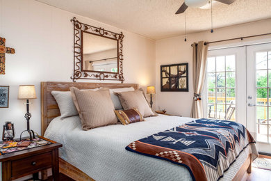 Bedroom - bedroom idea in Houston