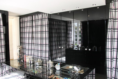 Inspiration for a contemporary closet remodel in Le Havre
