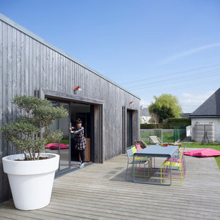 ナントの中サイズのコンテンポラリースタイルのおしゃれな裏庭のデッキ (日よけなし) の写真