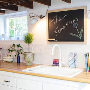 プロビデンスの巨大なトラディショナルスタイルのおしゃれな地下室 (半地下 (窓あり) 、白い壁、リノリウムの床、白い床) の写真