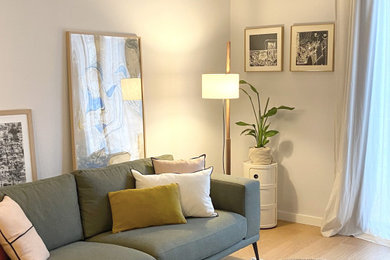 Foto de salón con barra de bar abierto, abovedado y beige y blanco minimalista de tamaño medio con suelo laminado y suelo marrón