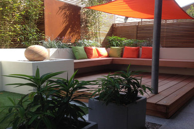 Ejemplo de jardín minimalista pequeño en verano en patio con exposición parcial al sol, entablado y con madera