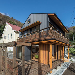 他の地域のアジアンスタイルのおしゃれな横庭のデッキ (日よけなし) の写真