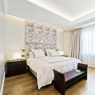 Diseño de dormitorio principal, tradicional renovado, con suelo de madera en tonos medios