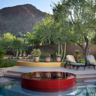 フェニックスのサンタフェスタイルのおしゃれなプールの写真