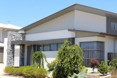 Photo of a modern home design in Canberra - Queanbeyan.