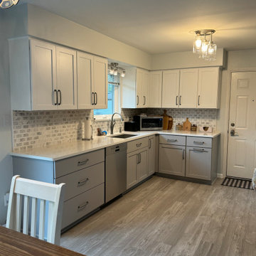 Starmark Bridgeport Kitchen in White and Frost With Maple Slate Shelves