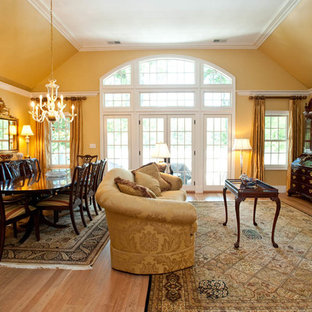 На фото: с высоким бюджетом огромные гостиные-столовые в викторианском стиле с желтыми стенами, светлым паркетным полом, стандартным камином и фасадом камина из плитки