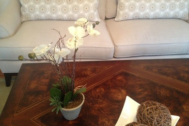Example of a trendy living room design in Chicago