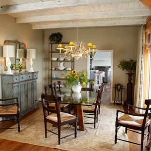 シャーロットの中サイズのカントリー風 LDKの画像 (ベージュの壁、淡色無垢フローリング、暖炉なし)