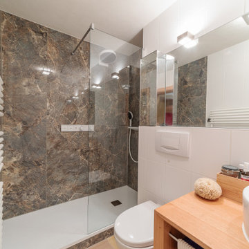 Raumwunder Bad mit eleganter Marmordusche
