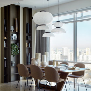 На фото: гостиные-столовые среднего размера в современном стиле с белыми стенами и бежевым полом