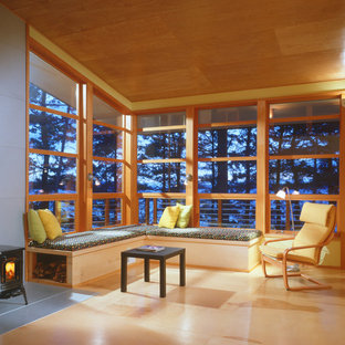 Bild på ett funkis vardagsrum, med en öppen vedspis