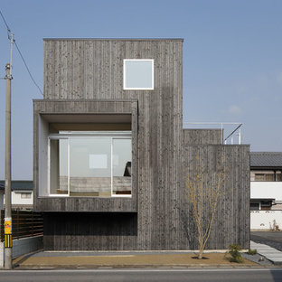 他の地域のコンテンポラリースタイルのおしゃれな家の外観 (木材サイディング、グレーの外壁、陸屋根) の写真