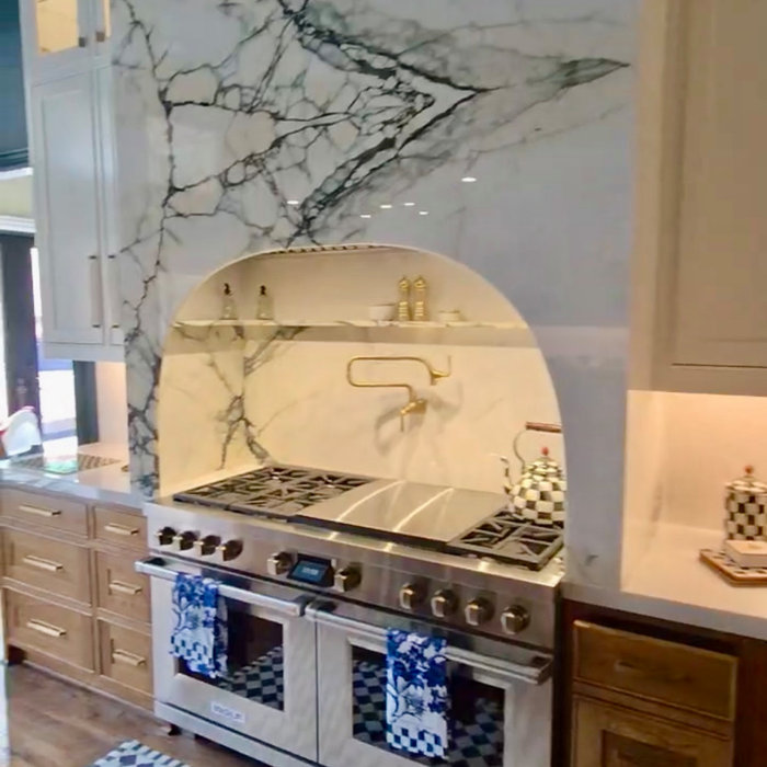 Kitchen - transitional kitchen idea in Dallas