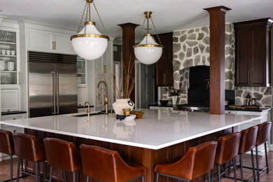 Example of a classic kitchen design in Cleveland
