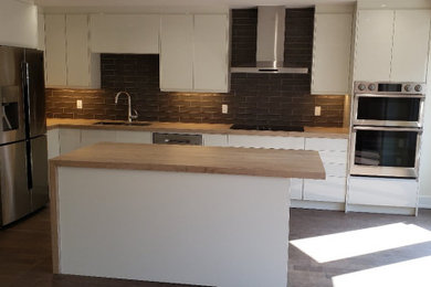Example of a classic kitchen design in Toronto