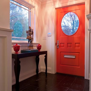 Idéer för en mellanstor eklektisk ingång och ytterdörr, med vita väggar, skiffergolv, en enkeldörr och en röd dörr