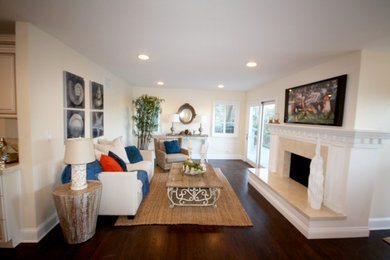 Example of a beach style home design design in Los Angeles