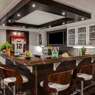 シカゴの大きいコンテンポラリースタイルのおしゃれなウェットバー (ガラス扉のキャビネット、白いキャビネット、木材カウンター、グレーのキッチンパネル、ガラスタイルのキッチンパネル、竹フローリング、茶色い床) の写真