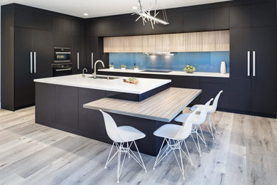Example of a minimalist home design design in San Diego