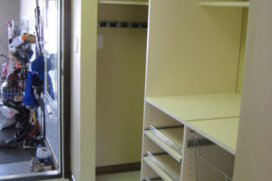 Example of a classic laundry room design in Chicago