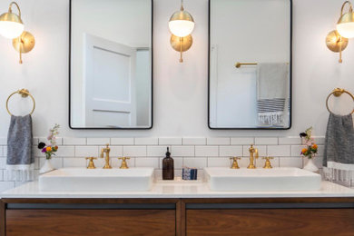 Example of a minimalist bathroom design in Los Angeles
