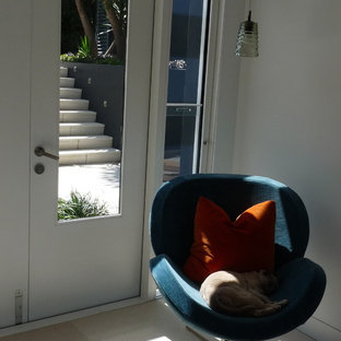 Exempel på ett stort modernt allrum med öppen planlösning, med gula väggar