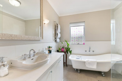 Design ideas for a transitional bathroom in Perth.