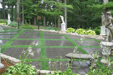 Photo of a traditional landscaping in St Louis.