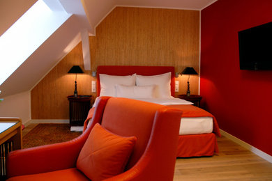 Kleines Modernes Gästezimmer mit roter Wandfarbe und hellem Holzboden in Düsseldorf