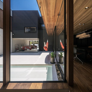 大阪のコンテンポラリースタイルのおしゃれな中庭のテラス (コンクリート敷き	、張り出し屋根) の写真