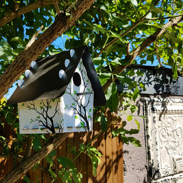nichoir pour oiseaux et palissades en bois et acier