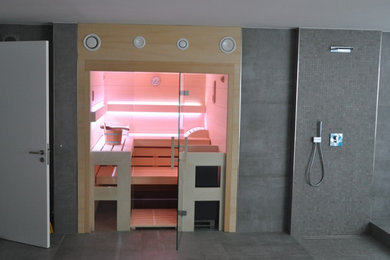 Kleine Skandinavische Sauna mit bodengleicher Dusche und offener Dusche in München