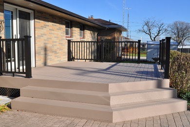 Deck - traditional deck idea in Toronto