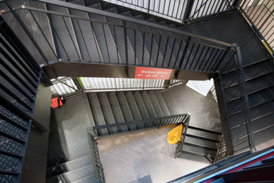 Modelo de escalera en U urbana extra grande con escalones de metal, contrahuellas de metal y barandilla de metal