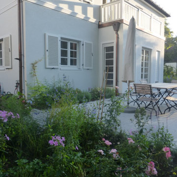 Villengarten in München mit Rabatten im englischen Stil  - Terrasse