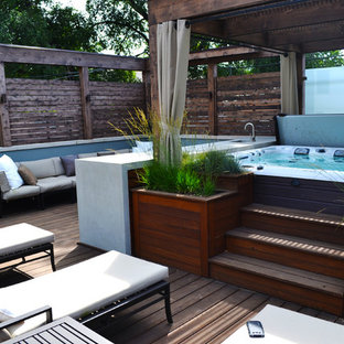 シカゴの小さいコンテンポラリースタイルのおしゃれな屋上のデッキ (パーゴラ) の写真