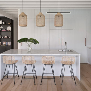 シドニーの中サイズのビーチスタイルのLDKの画像 (淡色無垢フローリング、暖炉なし)