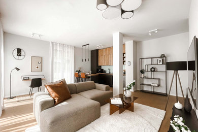 Mittelgroßes, Offenes Modernes Wohnzimmer mit grauer Wandfarbe und braunem Holzboden in Sonstige
