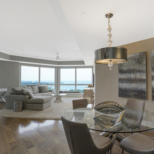 タンパの中サイズのコンテンポラリースタイルのLDKの画像 (茶色い壁、無垢フローリング、暖炉なし、茶色い床)