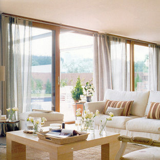 Foto de salón para visitas abierto, mediterráneo, extra grande, con paredes blancas y suelo de madera clara