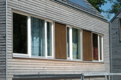 Kleine, Zweistöckige Moderne Holzfassade Haus mit Satteldach in Sonstige
