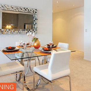 セントラルコーストの小さいコンテンポラリースタイルのLDKの画像 (白い壁、カーペット敷き、暖炉なし)