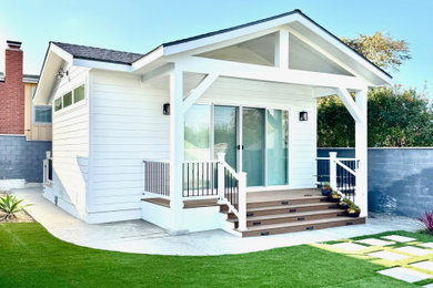 Inspiration for a transitional home design remodel in Los Angeles