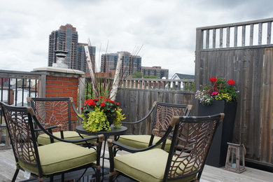 Inspiration for a transitional deck remodel in Toronto