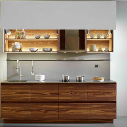 La cucina si accdende e mette in rilievo le vene del legno. - Kitchen Products